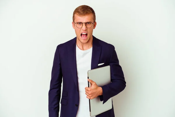 Νεαρός Επιχειρηματίας Καυκάσιος Που Κρατάει Ένα Λάπτοπ Απομονωμένο Λευκό Φόντο — Φωτογραφία Αρχείου