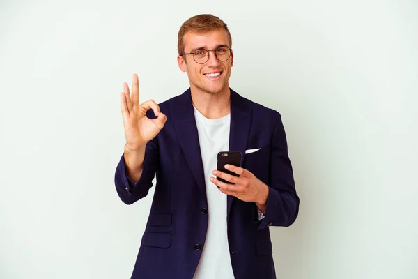 Jovem Homem Negócios Segurando Telefone Celular Isolado Fundo Branco Alegre — Fotografia de Stock