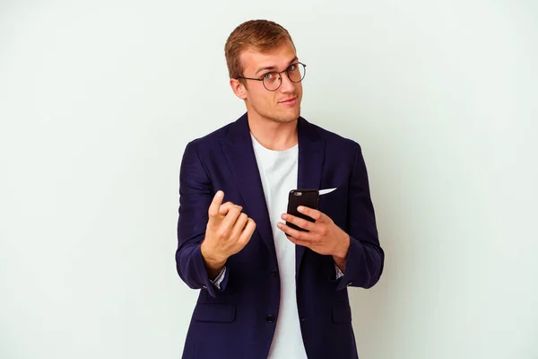 Jovem Homem Negócios Segurando Telefone Celular Isolado Fundo Branco Apontando — Fotografia de Stock