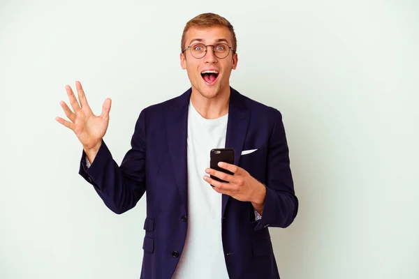 Młody Biznesmen Trzymając Telefon Komórkowy Białym Tle Otrzymuje Miłą Niespodziankę — Zdjęcie stockowe