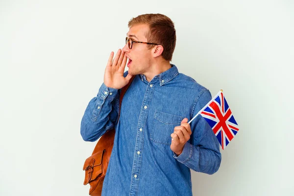 Mladý Student Kavkazský Muž Studuje Angličtinu Izolované Bílém Pozadí Křičí — Stock fotografie