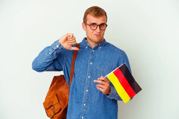 白地に隔離されたドイツ語を勉強している若い学生の白人男性は 嫌なジェスチャー 親指を下に示しています 意見の相違 — ストック写真