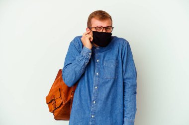 Beyaz arka planda izole edilmiş, kulakları elleriyle kapatan, Almanca öğrenen beyaz bir öğrenci..