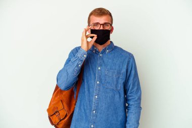 Beyaz arka planda izole edilmiş ve dudakları dudaklarında bir sır saklayan genç bir beyaz adam..