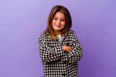 Mor arka planda izole edilmiş küçük beyaz kız mor arka planda izole edilmiş küçük beyaz kız gülüyor ve eğleniyor..