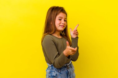 Sarı arka planda izole edilmiş küçük beyaz kız neşeli bir şekilde gülüyor. Mutluluk kavramı.