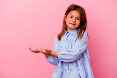 Pembe arka planda izole edilmiş küçük beyaz bir kız. Elinde bir fotokopi odası var..