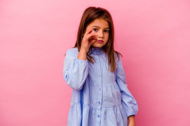 Pembe arka planda izole edilmiş küçük beyaz kız parmakları dudaklarında bir sır saklıyor..