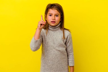 Sarı arka planda izole edilmiş küçük beyaz kız bir fikri, ilham konsepti var..