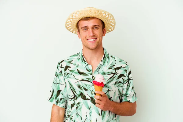 若い白人男性が夏服を着て 白い背景に隔離されたアイスクリームを保持幸せな笑顔と陽気な — ストック写真