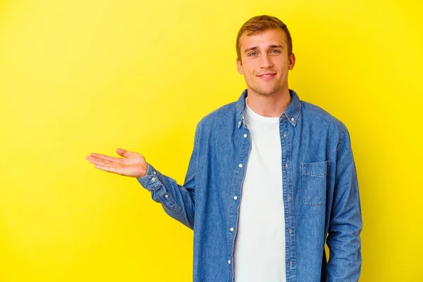 Jonge Blanke Man Geïsoleerd Gele Achtergrond Toont Een Kopieerruimte Een — Stockfoto