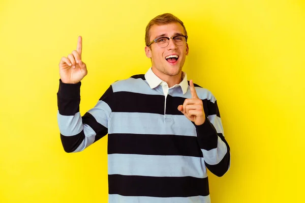 Joven Caucásico Aislado Sobre Fondo Amarillo Bailando Divirtiéndose —  Fotos de Stock