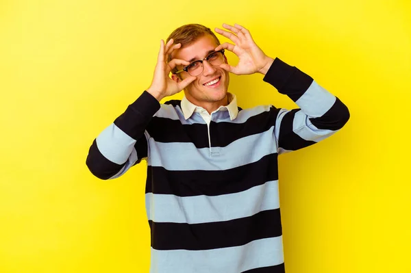 Νεαρός Καυκάσιος Άνδρας Απομονωμένος Κίτρινο Φόντο Που Δείχνει Εντάξει Σημάδι — Φωτογραφία Αρχείου