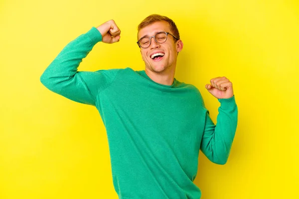 Giovane Uomo Caucasico Isolato Sfondo Giallo Che Celebra Giorno Speciale — Foto Stock