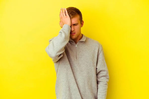 Jeune Homme Caucasien Isolé Sur Fond Jaune Oubliant Quelque Chose — Photo