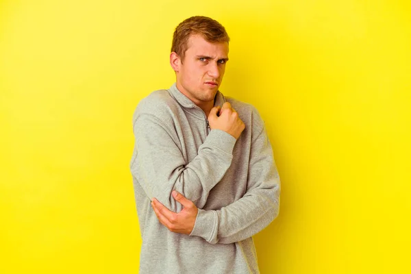 Junger Kaukasischer Mann Isoliert Auf Gelbem Hintergrund Misstrauisch Unsicher Prüfend — Stockfoto