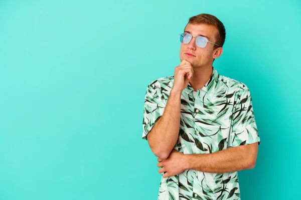 Joven Hombre Caucásico Usando Una Ropa Verano Aislado Sobre Fondo — Foto de Stock