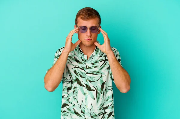 Junger Kaukasischer Mann Sommerkleidung Isoliert Auf Blauem Hintergrund Berührt Schläfen — Stockfoto