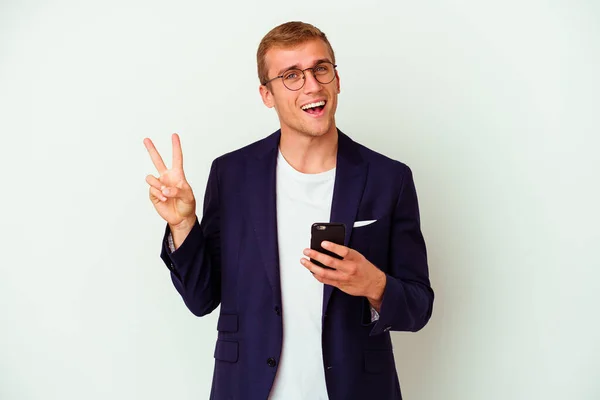 Jovem Homem Negócios Segurando Telefone Celular Isolado Fundo Branco Alegre — Fotografia de Stock