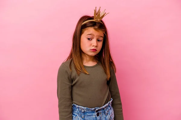 Маленька Принцеса Дівчинка Короною Ізольована Рожевому Тлі Збентежена Відчуває Сумнів — стокове фото