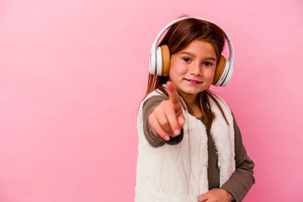 Petite Fille Caucasienne Écoutant Musique Isolée Sur Fond Rose Montrant — Photo