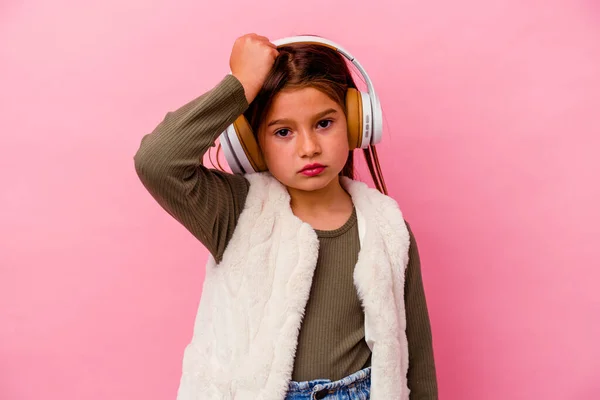 Pequeña Chica Caucásica Escuchando Música Aislada Sobre Fondo Rosa Siendo — Foto de Stock