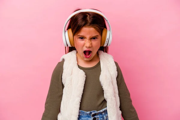 Menina Caucasiana Ouvindo Música Isolada Fundo Rosa Gritando Muito Irritado — Fotografia de Stock