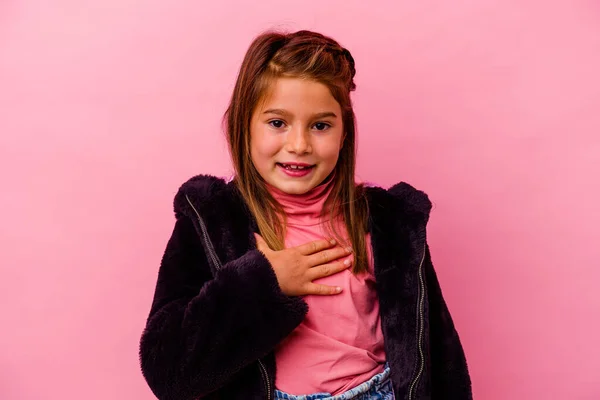 Маленька Біла Дівчинка Ізольована Рожевому Фоні Сміється Голосно Тримаючи Руку — стокове фото