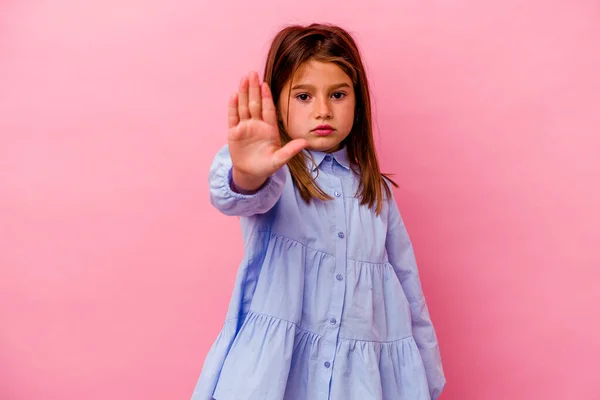 Μικρή Καυκάσιος Κορίτσι Απομονώνονται Ροζ Φόντο Στέκεται Απλωμένο Χέρι Δείχνει — Φωτογραφία Αρχείου