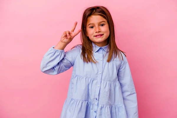 Маленька Біла Дівчинка Ізольована Рожевому Тлі Показуючи Знак Перемоги Посміхаючись — стокове фото