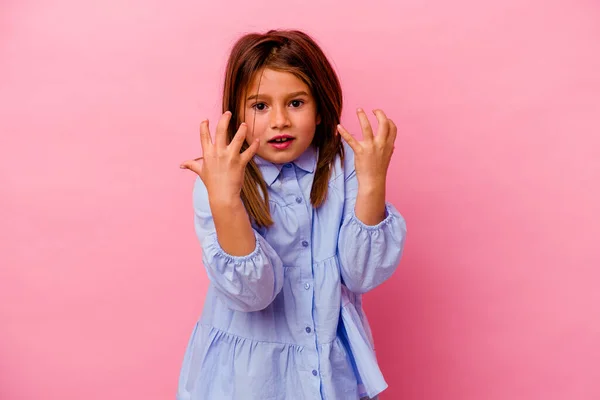 Menina Caucasiana Pouco Isolado Fundo Rosa Chateado Gritando Com Mãos — Fotografia de Stock