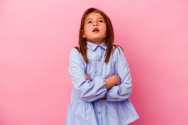 Pequena Menina Caucasiana Isolado Fundo Rosa Cansado Uma Tarefa Repetitiva — Fotografia de Stock