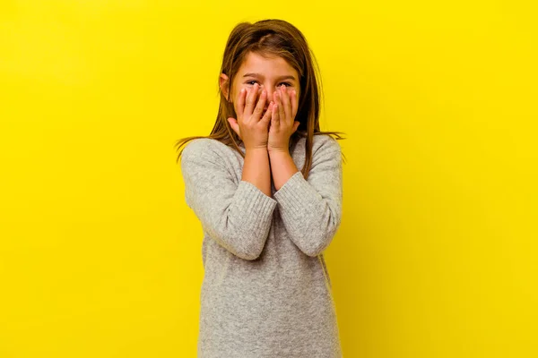 Mała Kaukaska Dziewczyna Odizolowany Żółtym Tle Śmiejąc Się Coś Zakrywając — Zdjęcie stockowe