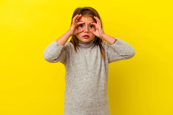 Klein Blank Meisje Geïsoleerd Gele Achtergrond Houden Ogen Geopend Een — Stockfoto