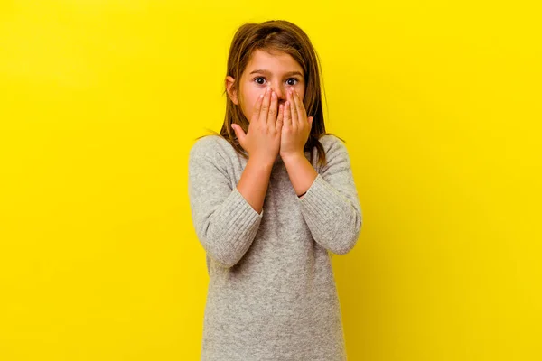 Klein Blank Meisje Geïsoleerd Gele Achtergrond Geschokt Bedekken Mond Met — Stockfoto