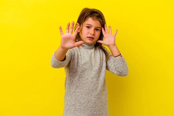 Pequeña Chica Caucásica Aislada Sobre Fondo Amarillo Siendo Sorprendida Debido —  Fotos de Stock