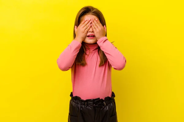 Klein Blank Meisje Geïsoleerd Gele Achtergrond Bedekt Ogen Met Handen — Stockfoto