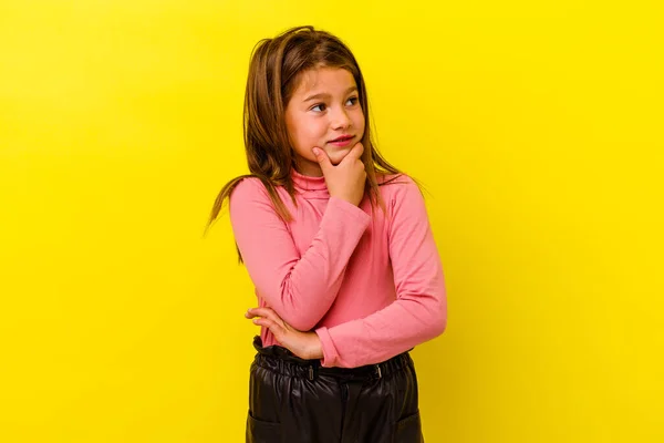 Niña Caucásica Aislada Sobre Fondo Amarillo Pensando Mirando Hacia Arriba —  Fotos de Stock