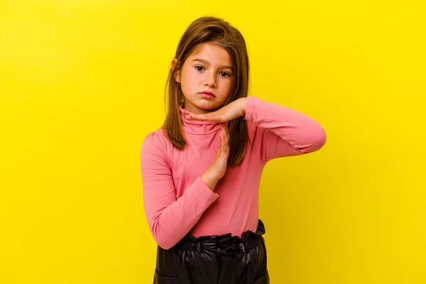 Pequeña Chica Caucásica Aislada Sobre Fondo Amarillo Mostrando Gesto Tiempo —  Fotos de Stock