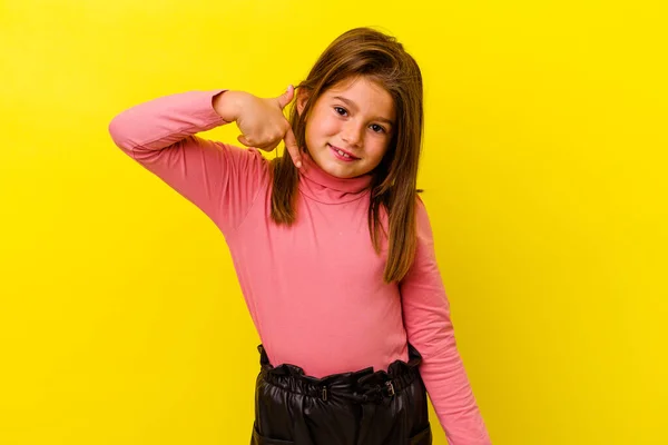 Little Caucasian Girl Isolated Yellow Background Person Pointing Hand Shirt — Stock Photo, Image