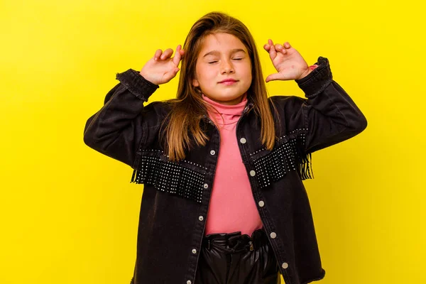 Pequeña Chica Caucásica Aislada Sobre Fondo Amarillo Cruzando Dedos Para — Foto de Stock