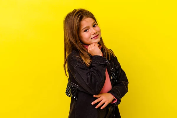 Pequena Menina Caucasiana Isolado Fundo Amarelo Sorrindo Feliz Confiante Tocando — Fotografia de Stock