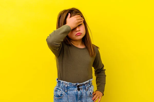 Little Kaukaskie Dziewczyna Izolowane Żółtym Tle Mając Ból Głowy Dotykając — Zdjęcie stockowe