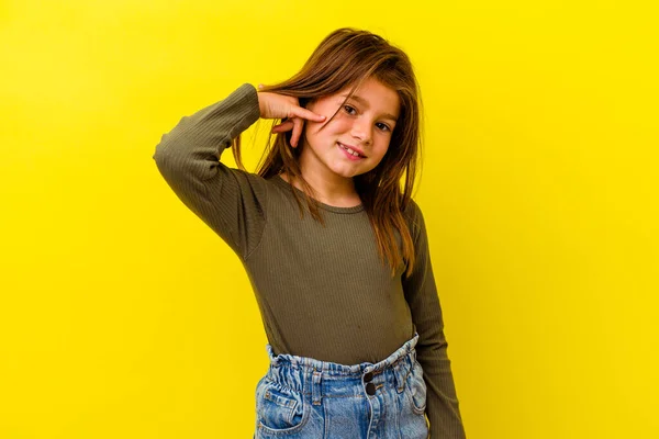 Маленька Біла Дівчинка Ізольована Жовтому Тлі Показуючи Жест Мобільного Телефону — стокове фото
