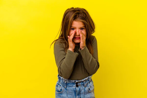 Menina Caucasiana Isolada Fundo Amarelo Dizendo Uma Fofoca Apontando Para — Fotografia de Stock
