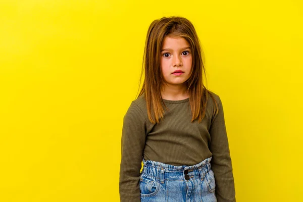 Pequeña Chica Caucásica Aislada Sobre Fondo Amarillo Siendo Sorprendida Por —  Fotos de Stock