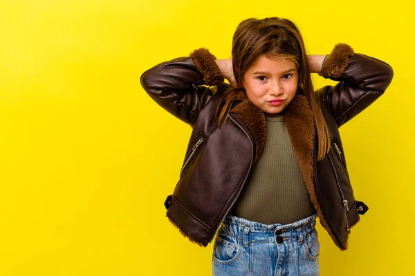 Pequeña Chica Caucásica Aislada Sobre Fondo Amarillo Tocando Parte Posterior —  Fotos de Stock