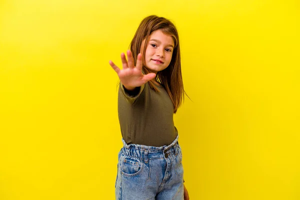 Маленька Біла Дівчинка Ізольована Жовтому Тлі Усміхнений Веселий Показ Ятого — стокове фото