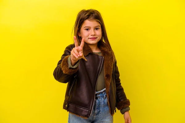 Niña Caucásica Aislada Sobre Fondo Amarillo Mostrando Número Dos Con —  Fotos de Stock