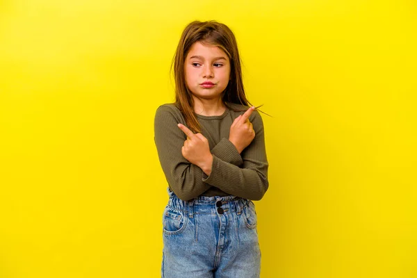 Μικρή Καυκάσια Κοπέλα Απομονωμένη Κίτρινο Φόντο Δείχνει Πλάγια Προσπαθεί Επιλέξει — Φωτογραφία Αρχείου